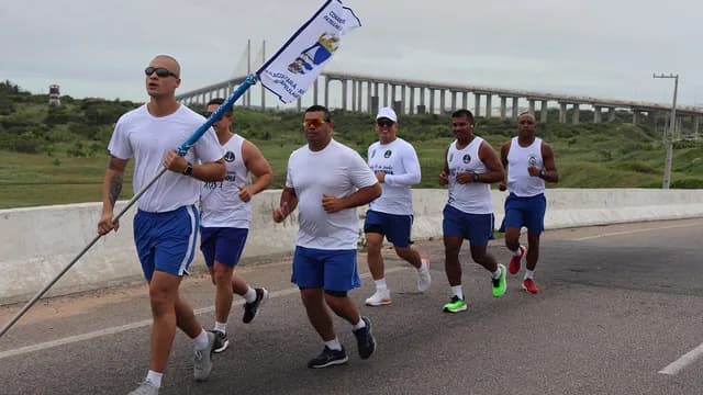 Corredores em trecho de prova ao ar livre.