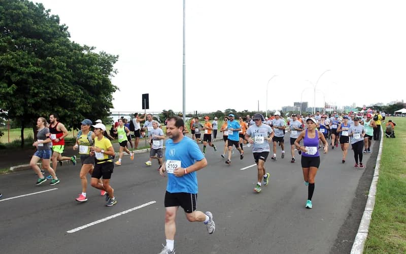 Corredores largando em avenida durante prova de rua.