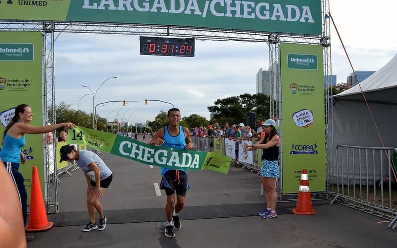 Corredores em ritmo de prova em via urbana.