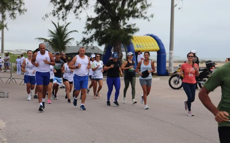 Corredores em disputa durante corrida de rua.