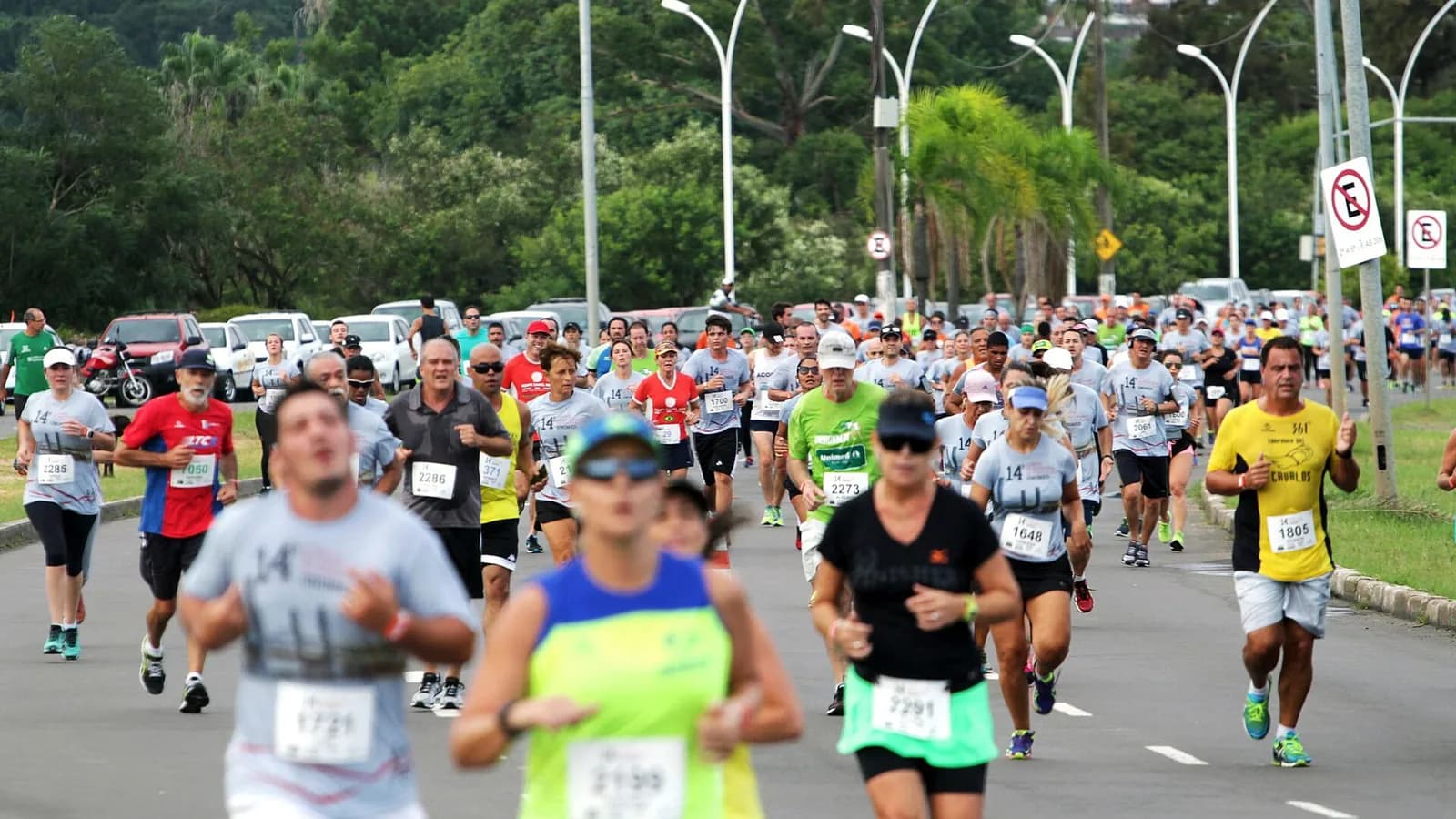 Pelotão de corredores na largada de uma corrida de rua.